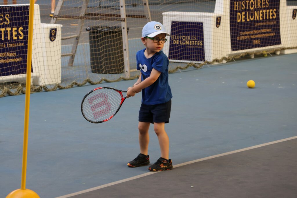 Un enfant profitant de la formule Mini tennis VNTC
