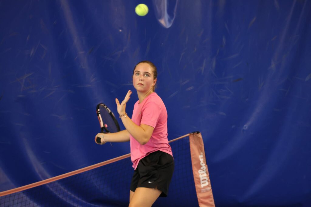 Une adolescente qui pratique le tennis pendant la Formule Ados VNTC